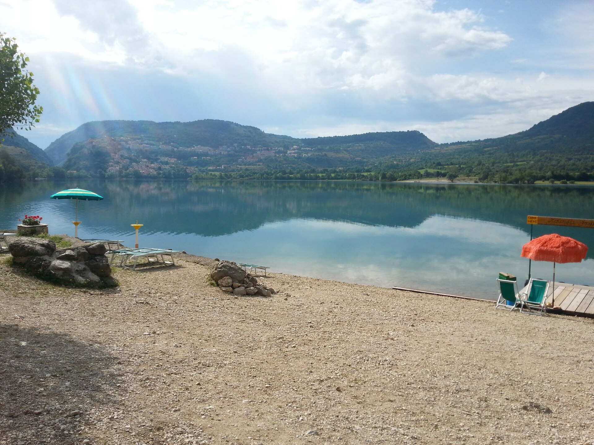 Il lago di Barrea tra le montagne